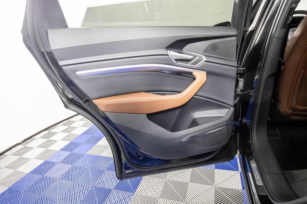 Used 2022 Audi e-tron Premium Plus w/ Premium Plus Package image 14