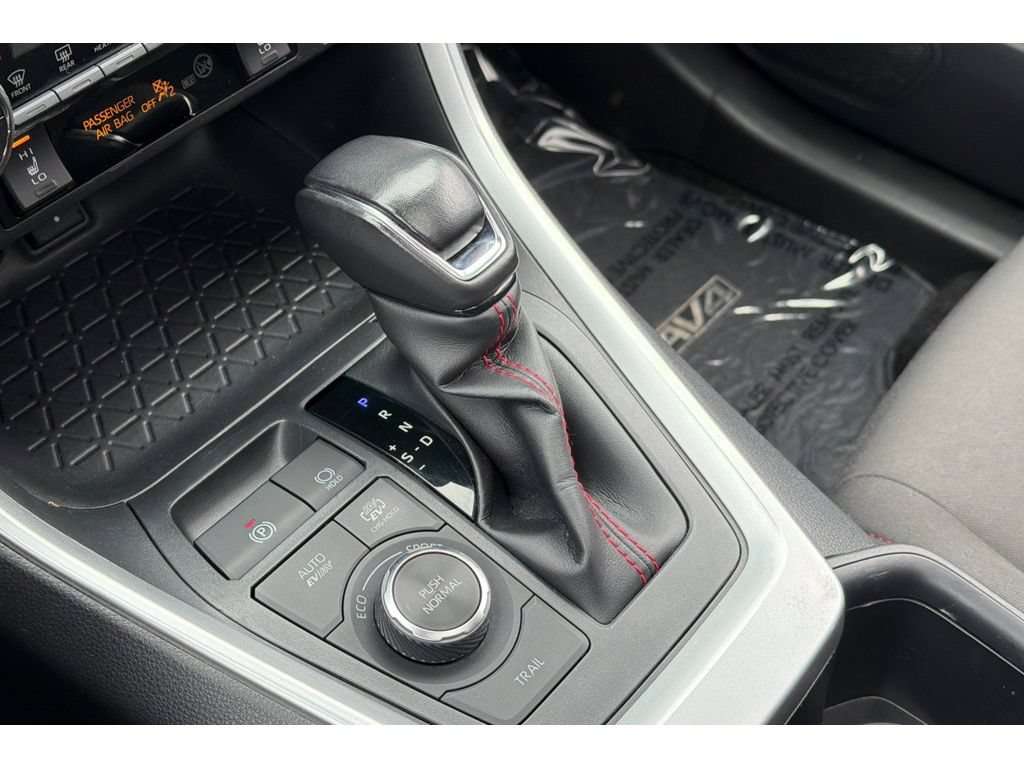 Used 2022 Toyota RAV4 SE w/ Weather & Moonroof Package AWD/4WD image 21