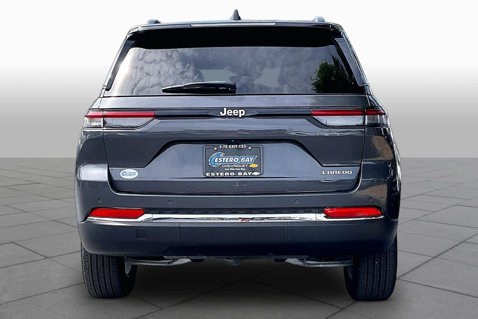 Used 2025 Jeep Grand Cherokee Laredo X w/ Luxury Tech Group I RWD image 5