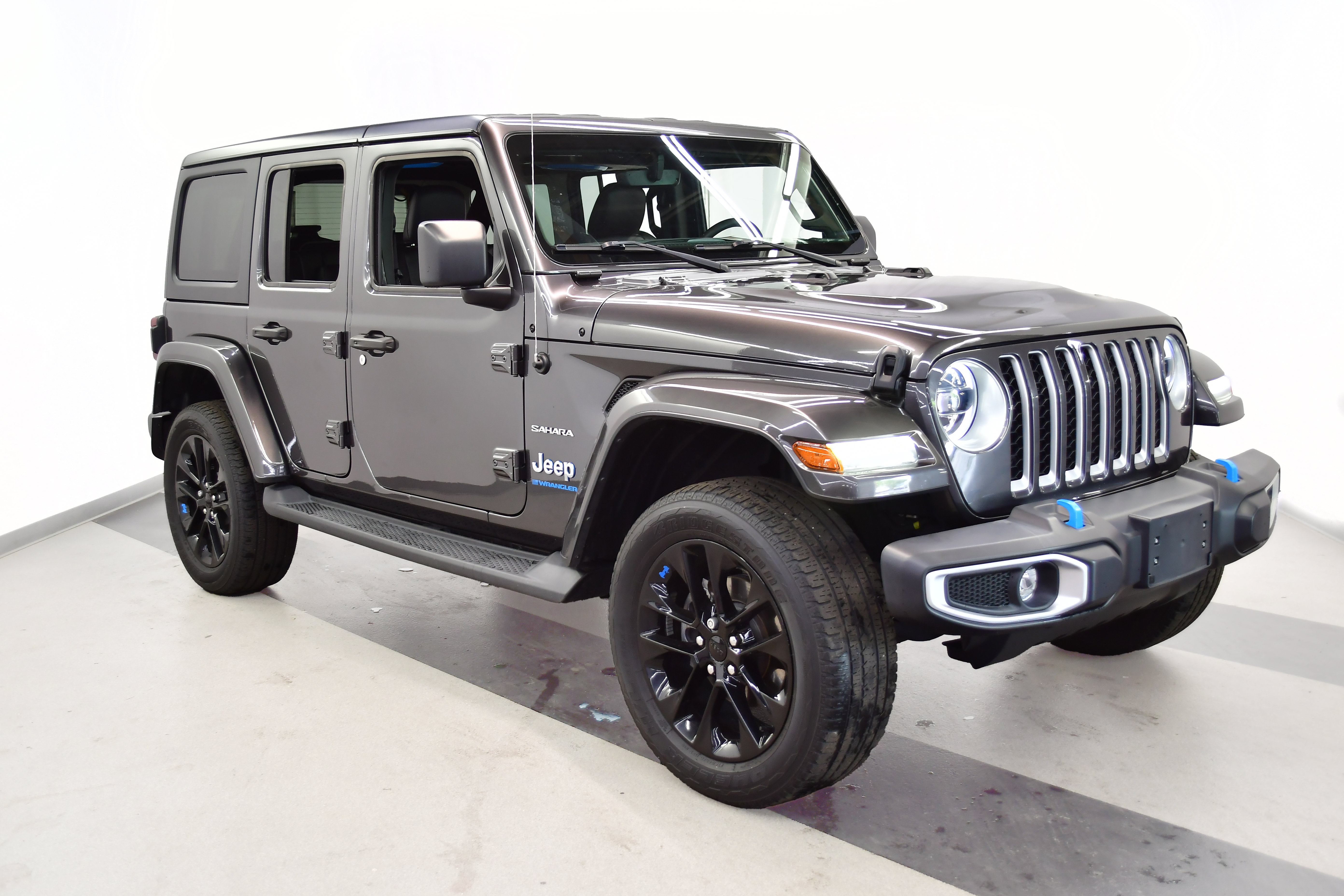 Used 2023 Jeep Wrangler Unlimited Sahara w/ Cold Weather Group AWD/4WD image 2