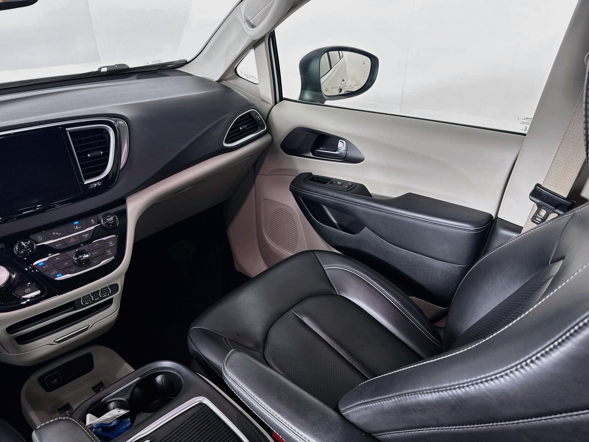 Used 2023 Chrysler Pacifica Touring-L FWD image 25