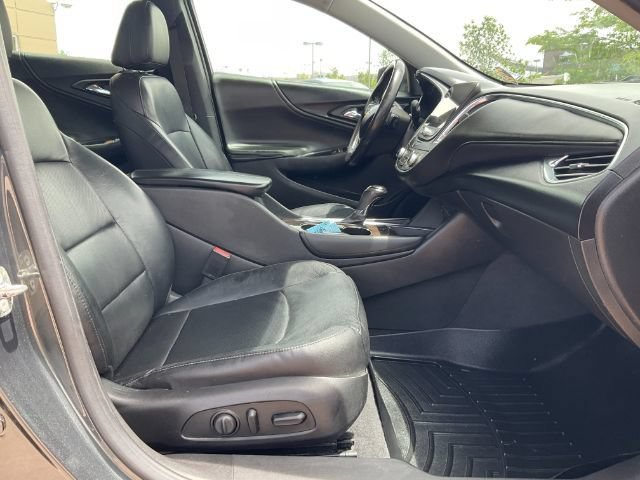 Used 2018 Chevrolet Malibu Premier w/ Premier Sun and Wheel Package FWD image 21