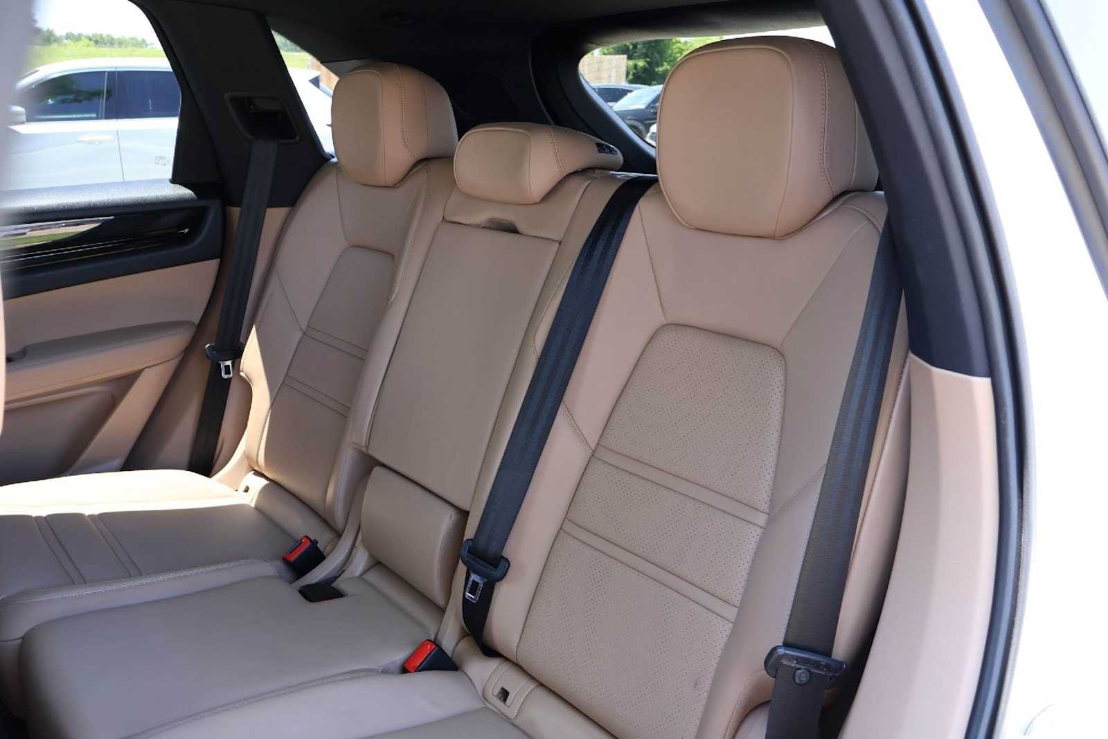 Used 2022 Porsche Cayenne AWD/4WD image 12