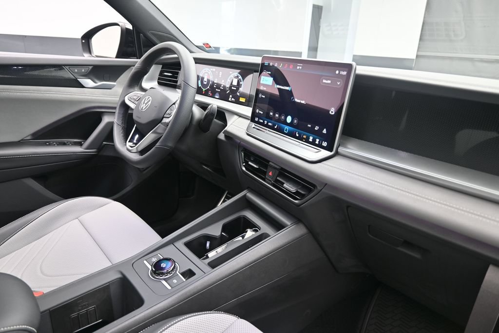 New 2026 Volkswagen Tiguan SE R-Line FWD image 30