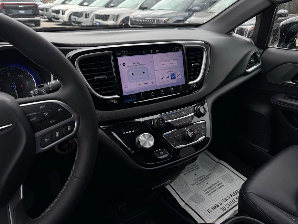 Used 2025 Chrysler Pacifica Select FWD image 32