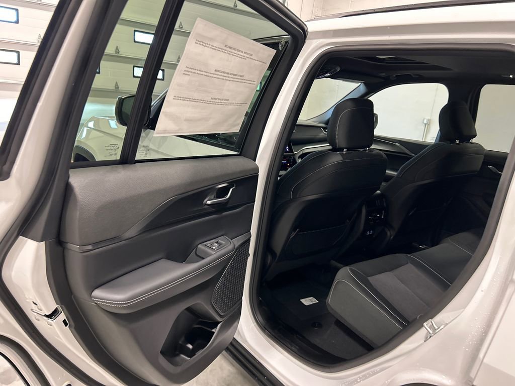 New 2025 Jeep Grand Cherokee Laredo w/ Luxury Tech Group I image 30