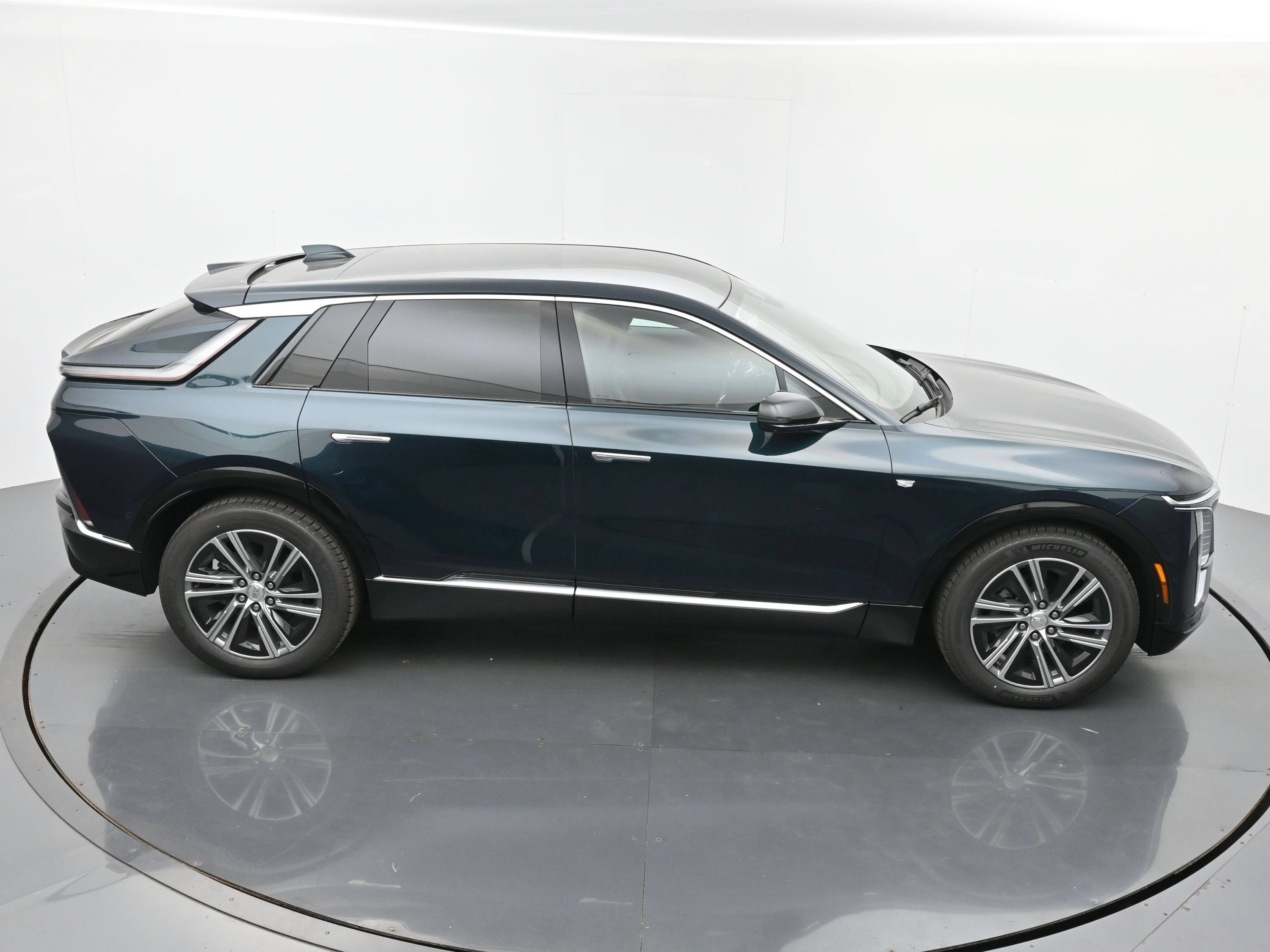New 2026 Cadillac Lyriq Luxury w/ LPO, Floor Liner Package AWD/4WD image 28