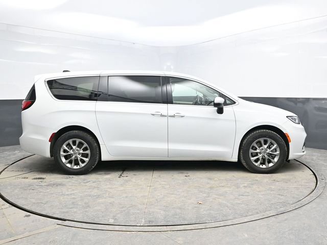 Used 2023 Chrysler Pacifica Touring-L image 8