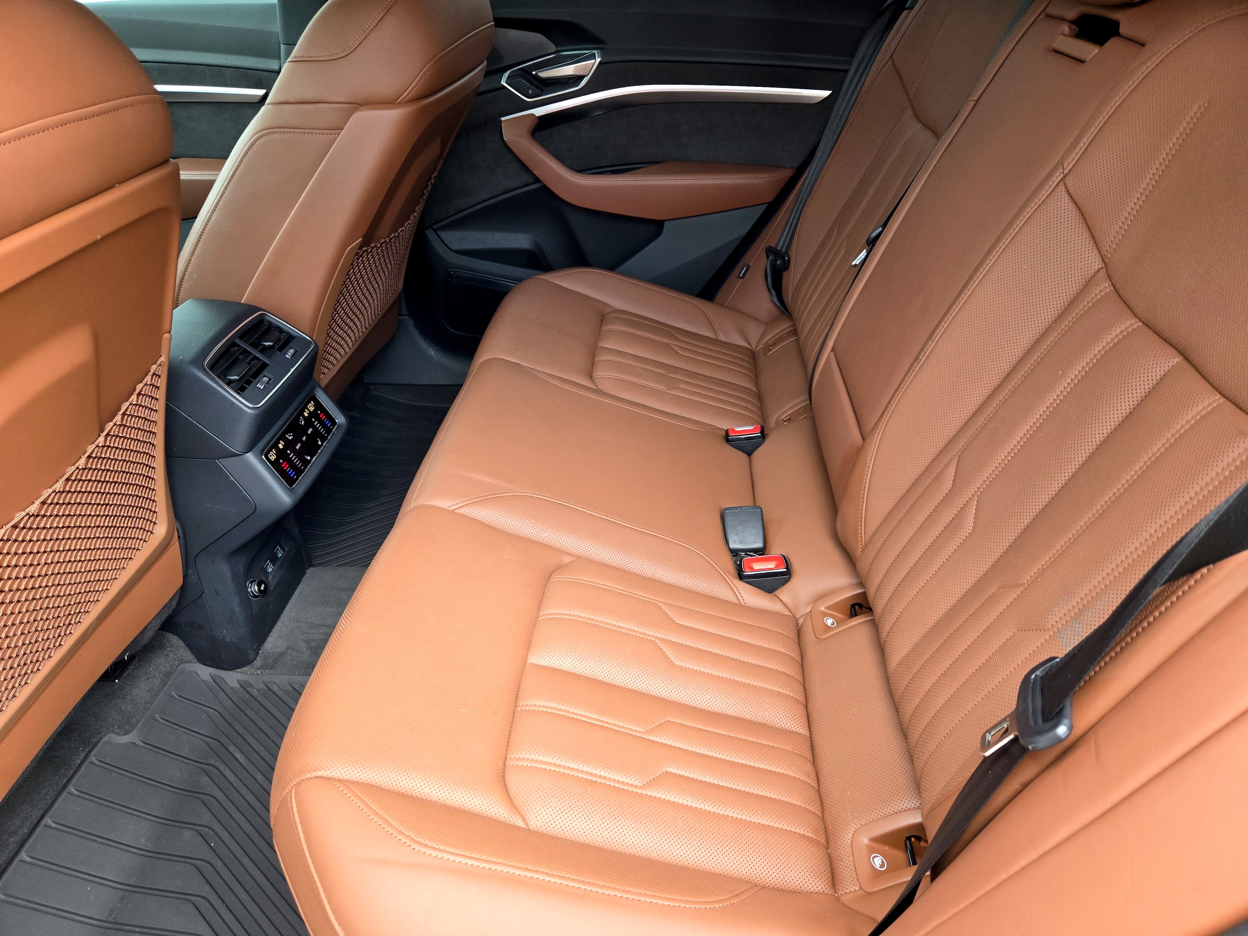 Used 2019 Audi e-tron Prestige w/ Prestige Package AWD/4WD image 37