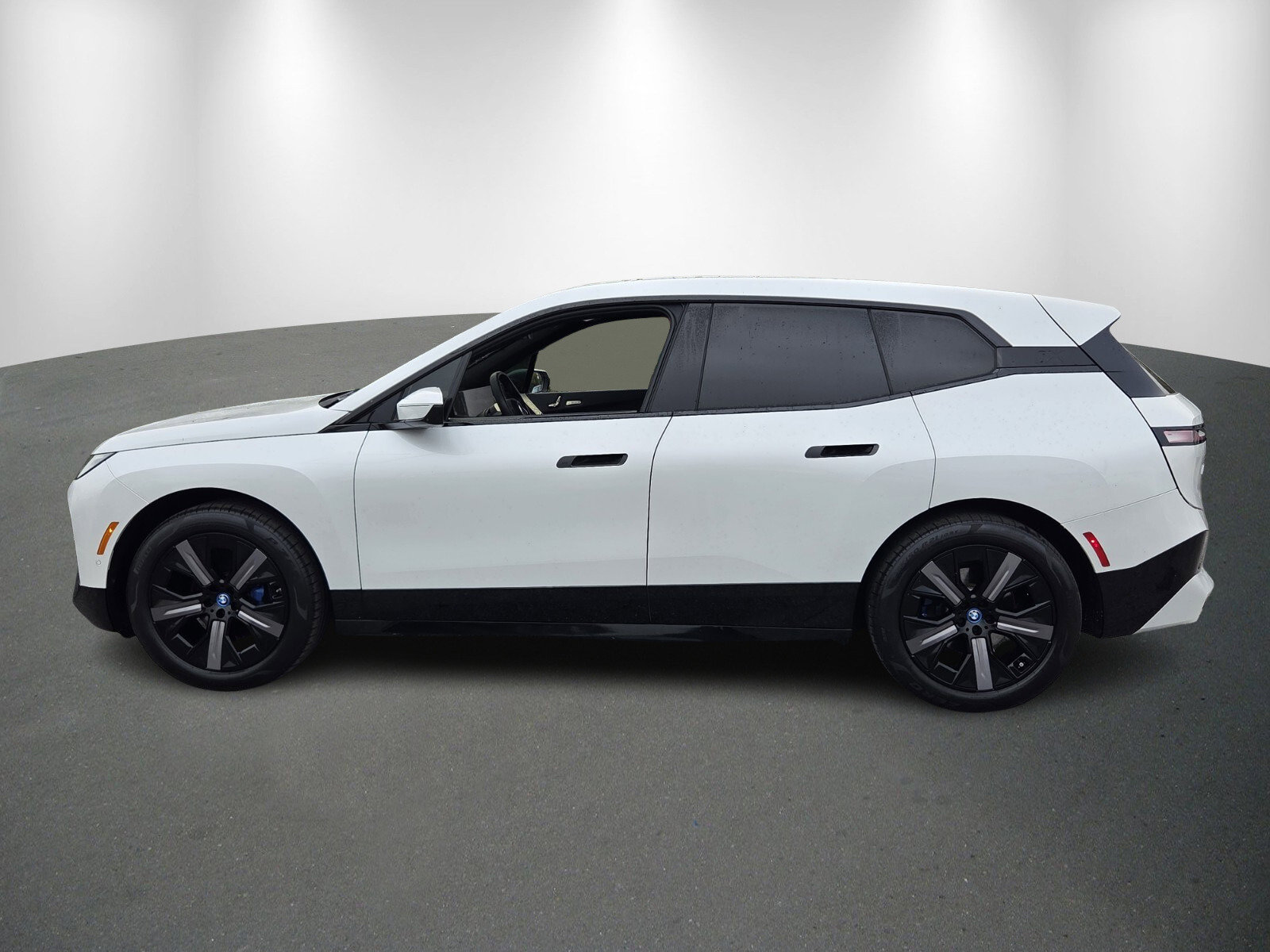 Used 2024 BMW iX xDrive50 w/ Premium Package image 4