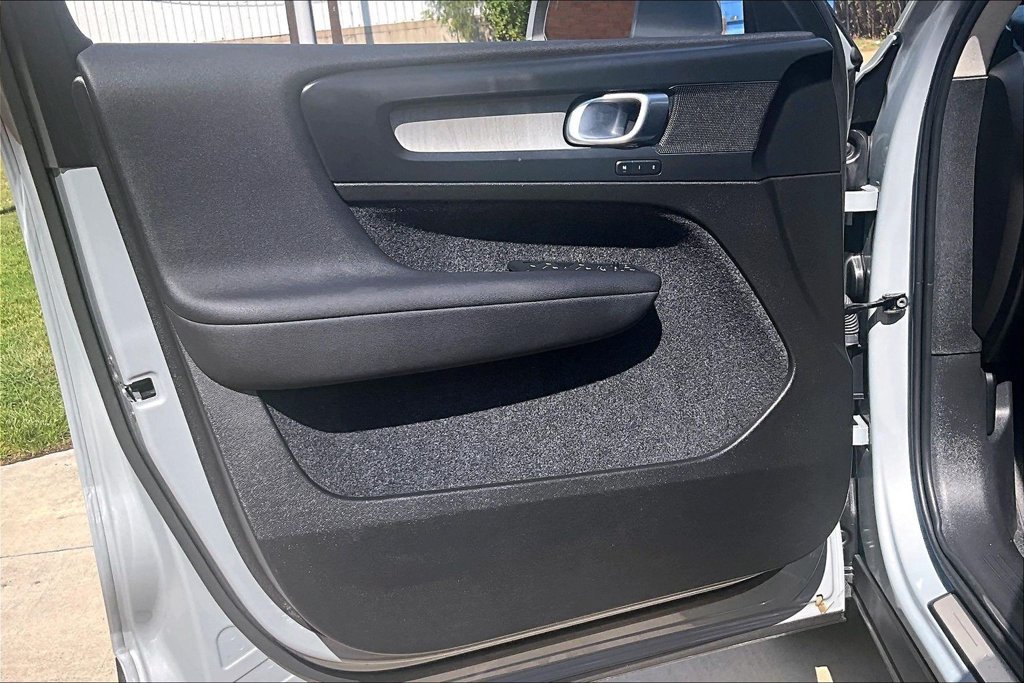 Certified 2025 Volvo XC40 B5 Core AWD/4WD image 24
