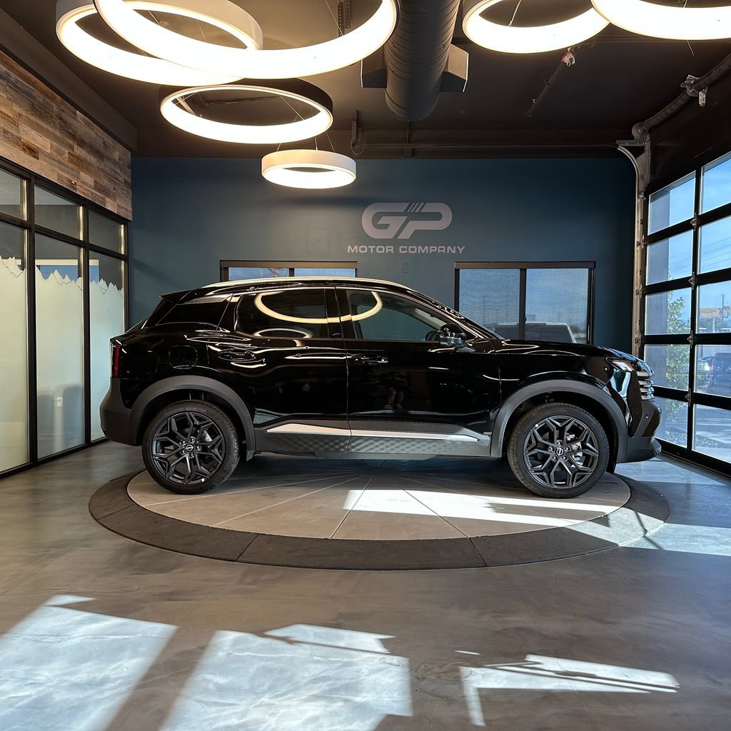 Used 2026 Nissan Kicks SR AWD/4WD image 2