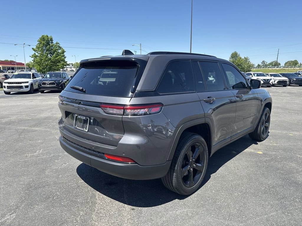 Used 2023 Jeep Grand Cherokee Altitude AWD/4WD image 13