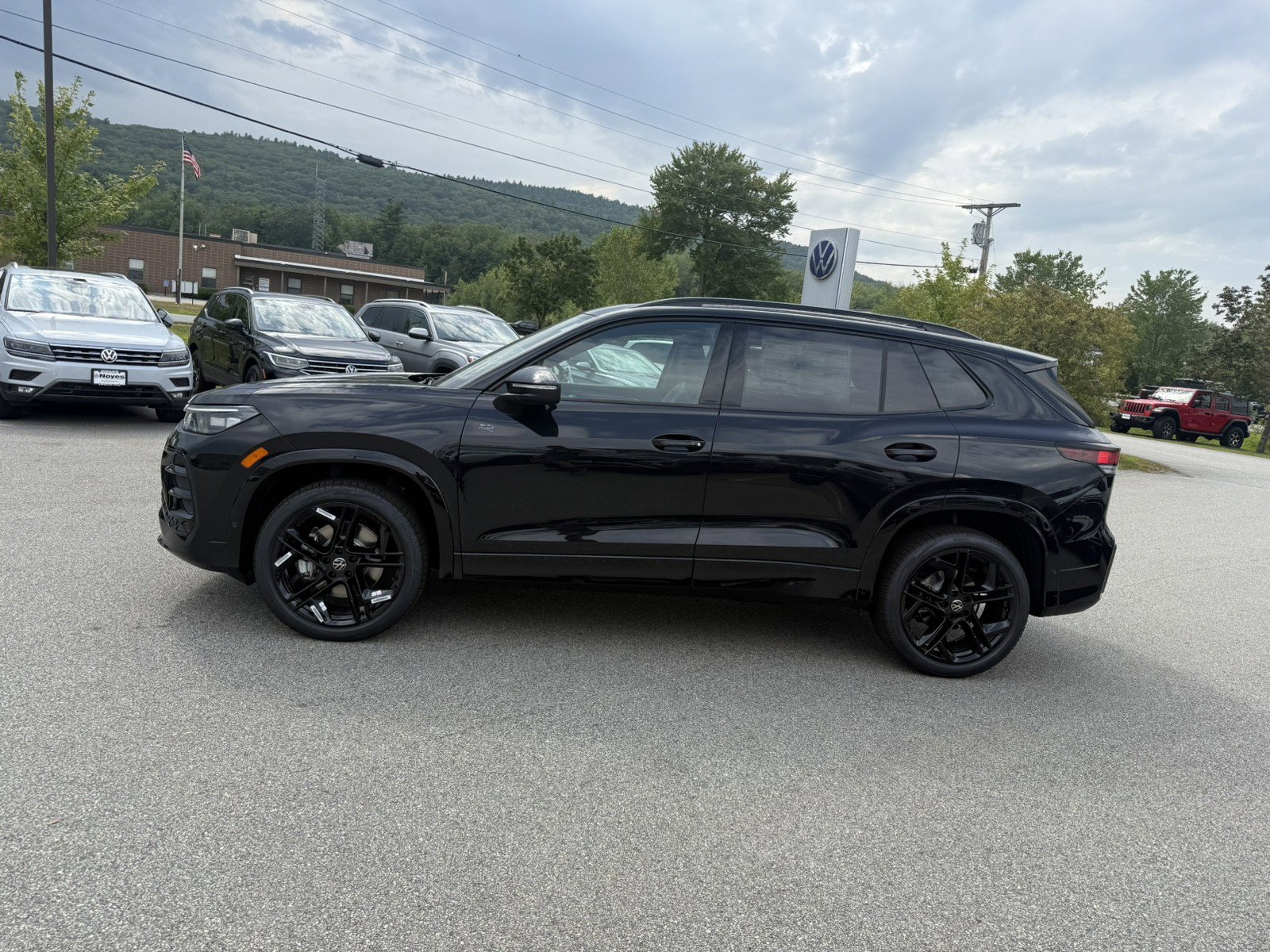 Used 2025 Volkswagen Tiguan SE R-Line AWD/4WD image 6
