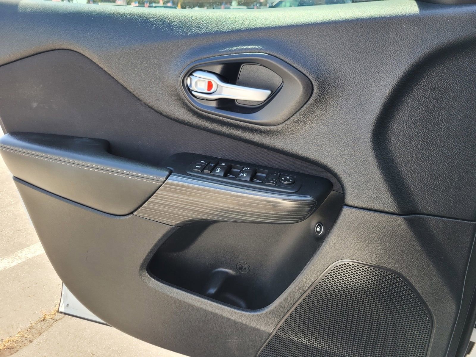 Used 2016 Jeep Cherokee Latitude w/ Safety/Convenience Group FWD image 26