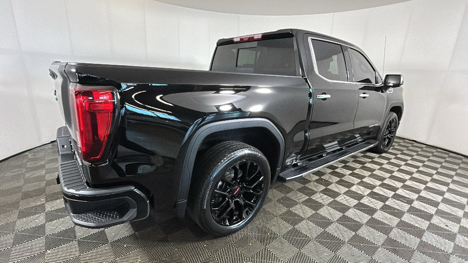 Used 2024 GMC Sierra 1500 Denali w/ Technology Package AWD/4WD image 3