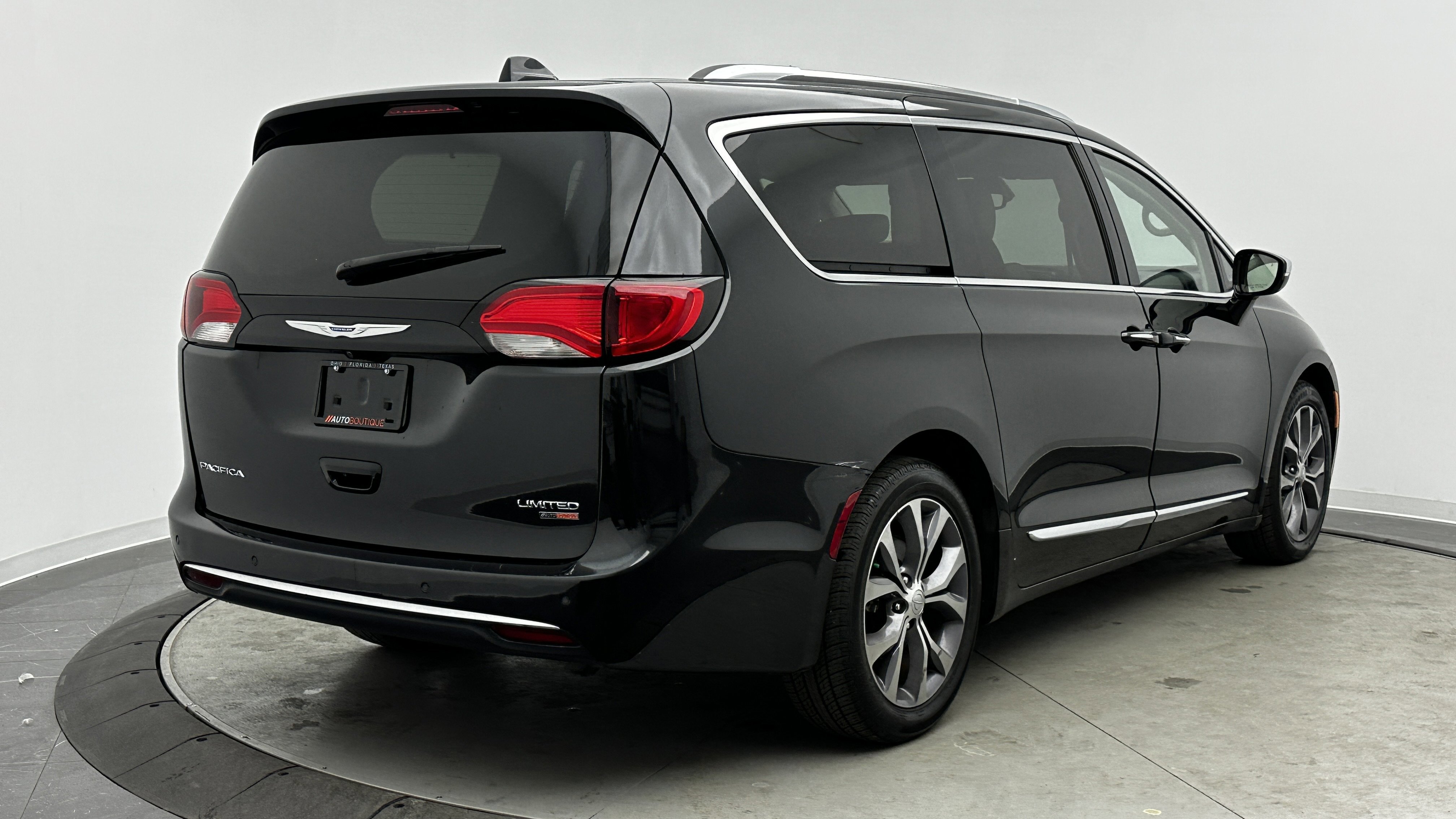 Used 2019 Chrysler Pacifica Limited image 8
