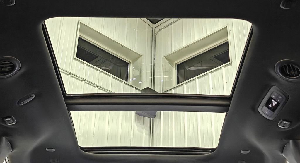 Used 2025 Chrysler Pacifica Limited image 12