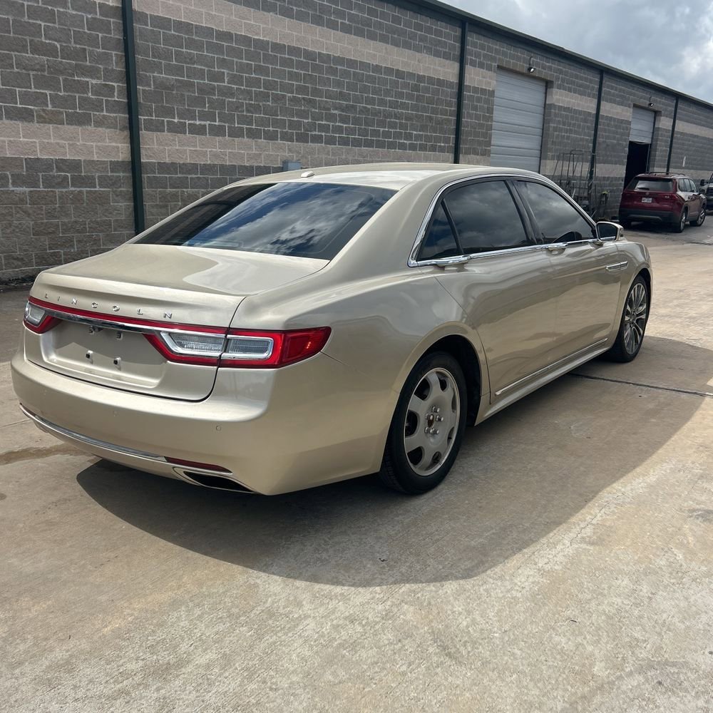 Used 2017 Lincoln Continental Select w/ Climate Package image 3