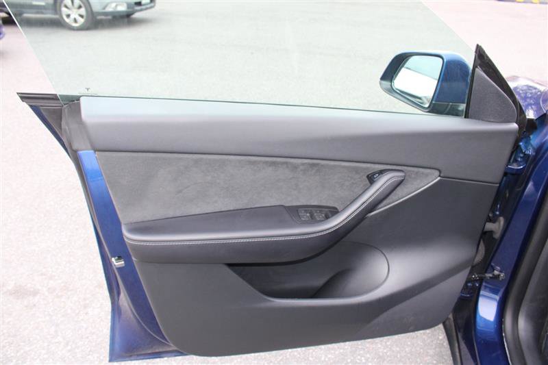 Used 2022 Tesla Model Y Long Range image 9