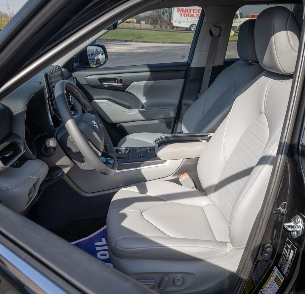 Used 2021 Toyota Highlander XLE image 24