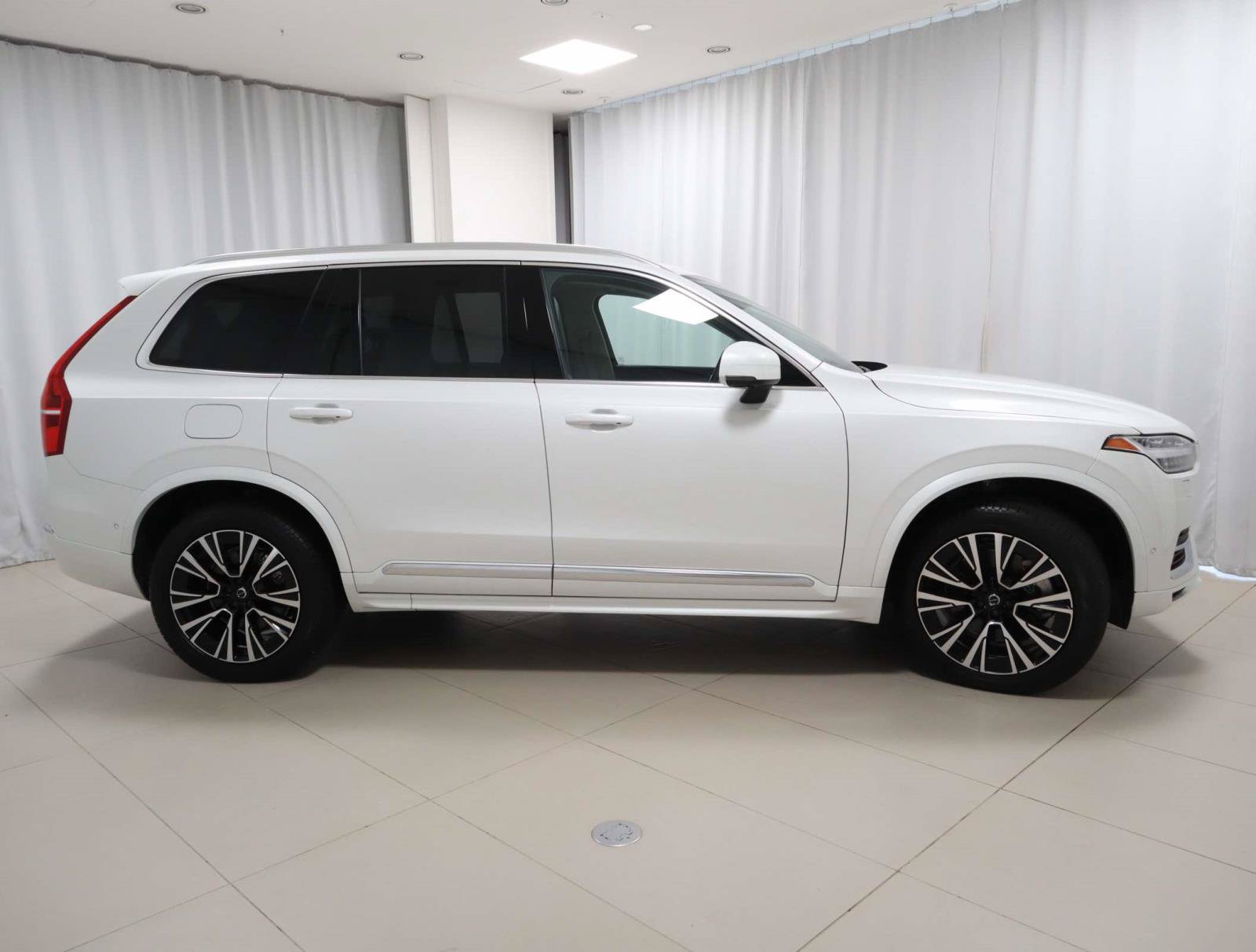 Used 2025 Volvo XC90 T8 Plus w/ Protection Package Premier AWD/4WD image 6