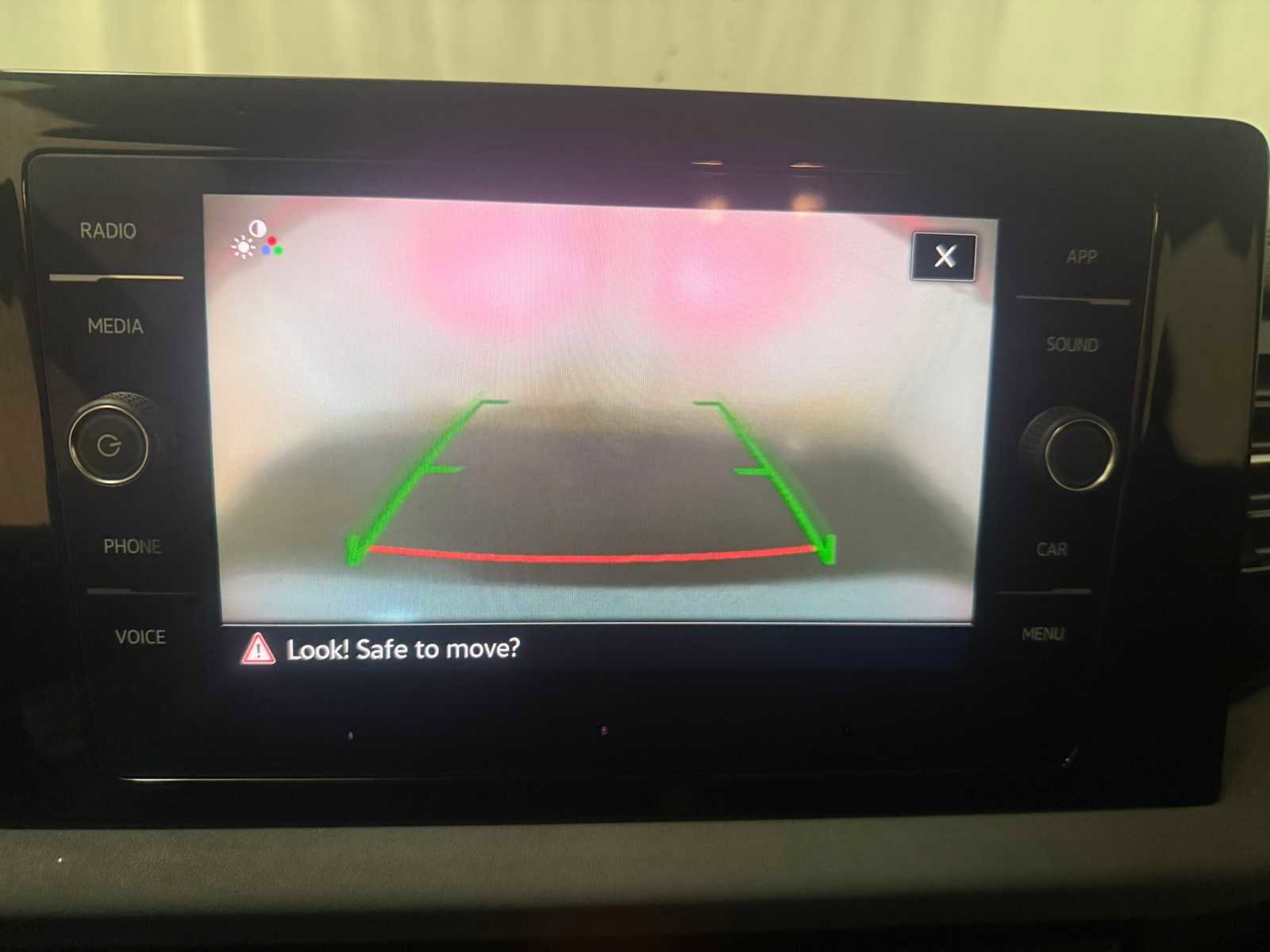 Certified 2025 Volkswagen Jetta SE w/ Sunroof Package image 32