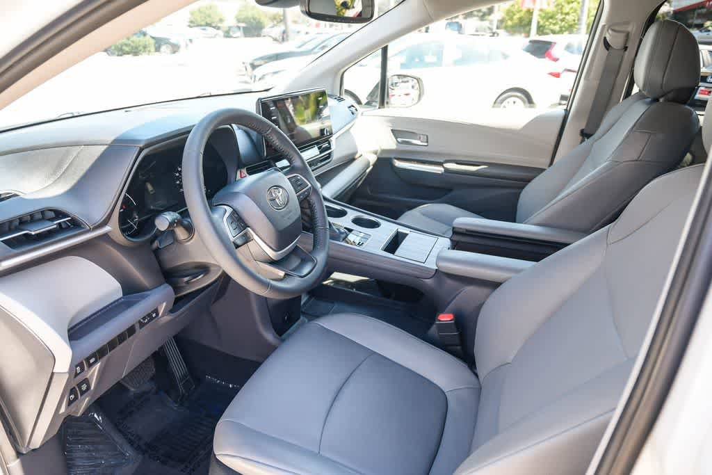 Used 2023 Toyota Sienna XLE FWD image 16