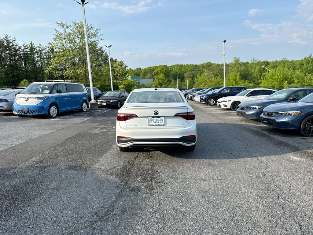 Used 2023 Volkswagen Jetta SE w/ Panoramic Sunroof Package FWD image 7