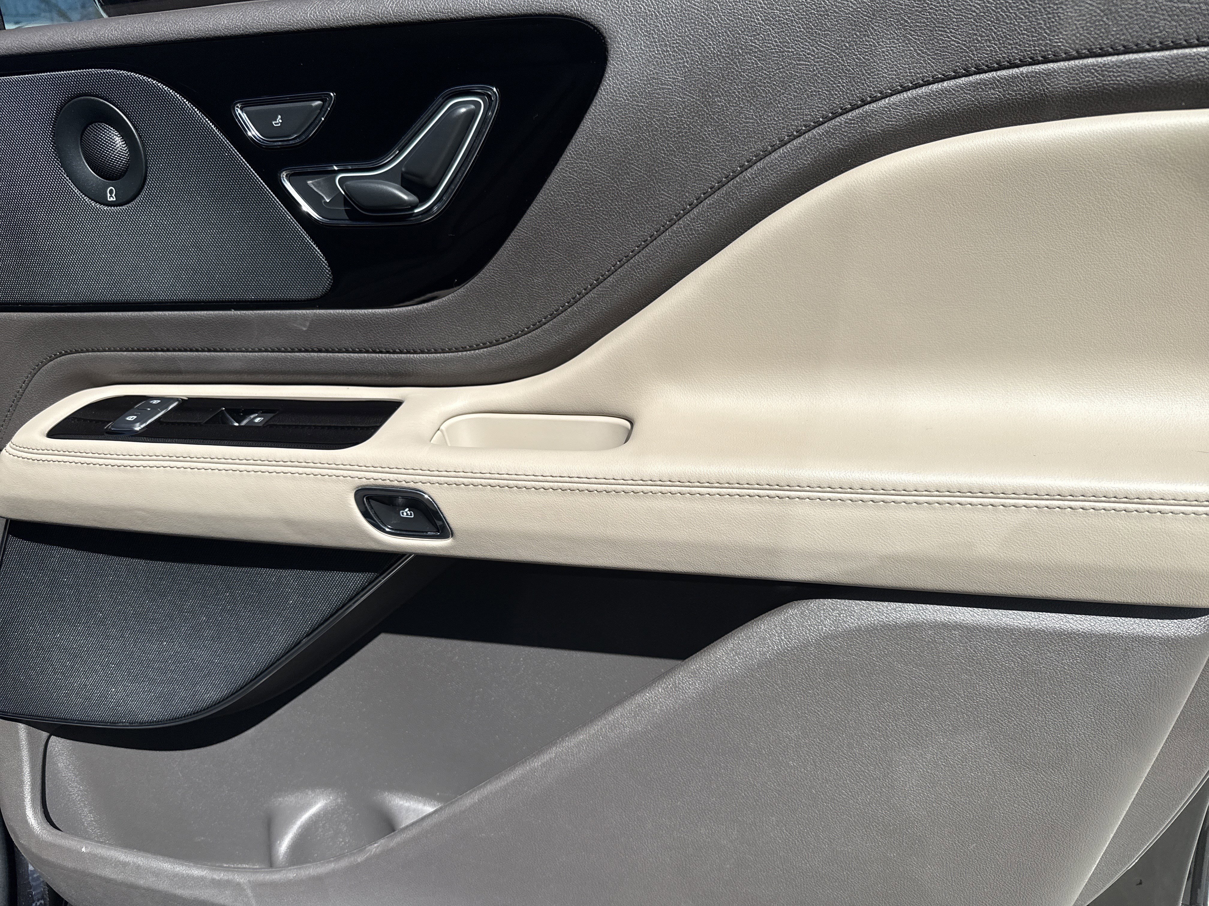 Used 2022 Lincoln Aviator Reserve w/ Equipment Group 201A image 14