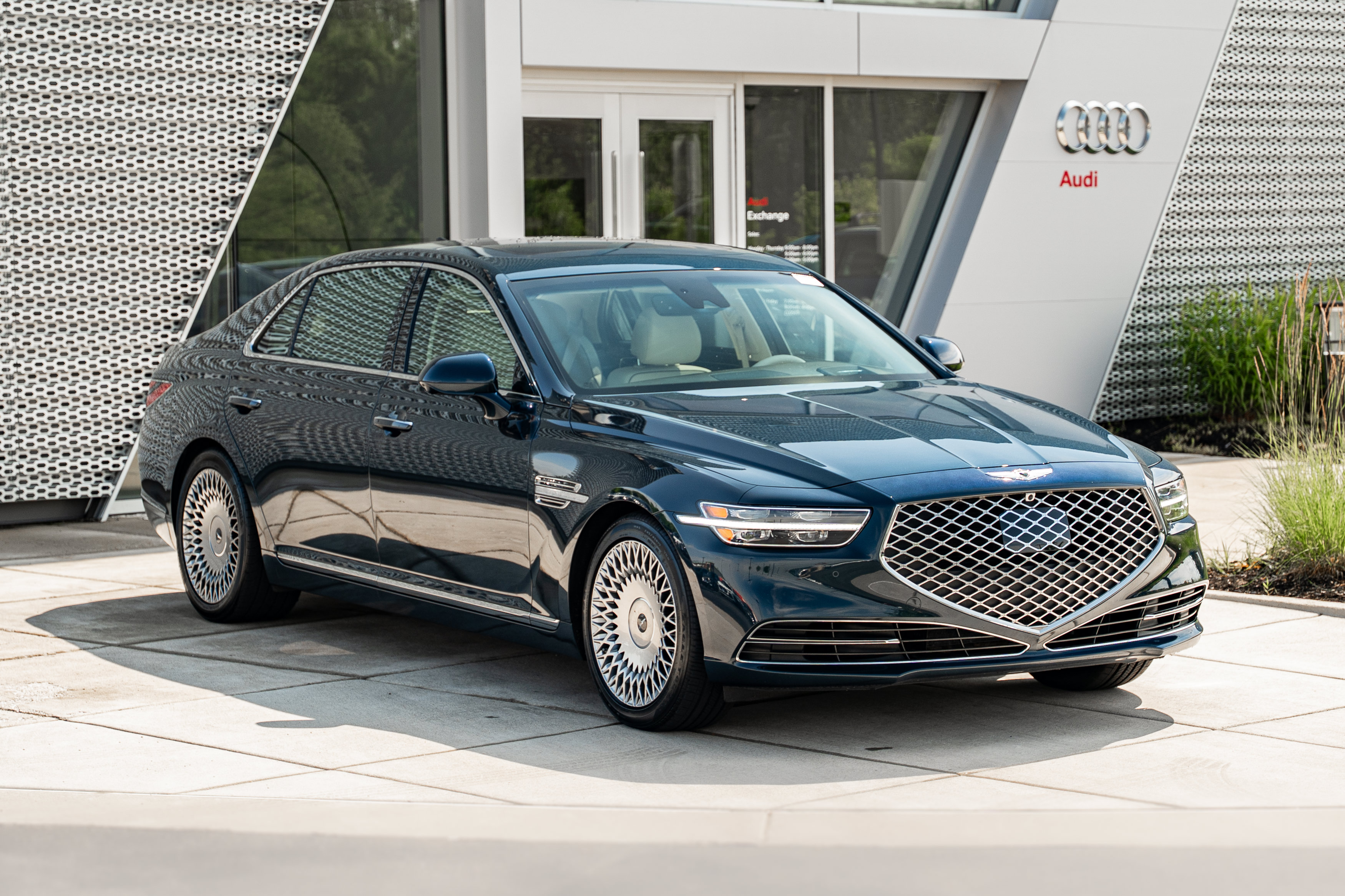 Used 2022 Genesis G90 5.0 Ultimate AWD/4WD image 2