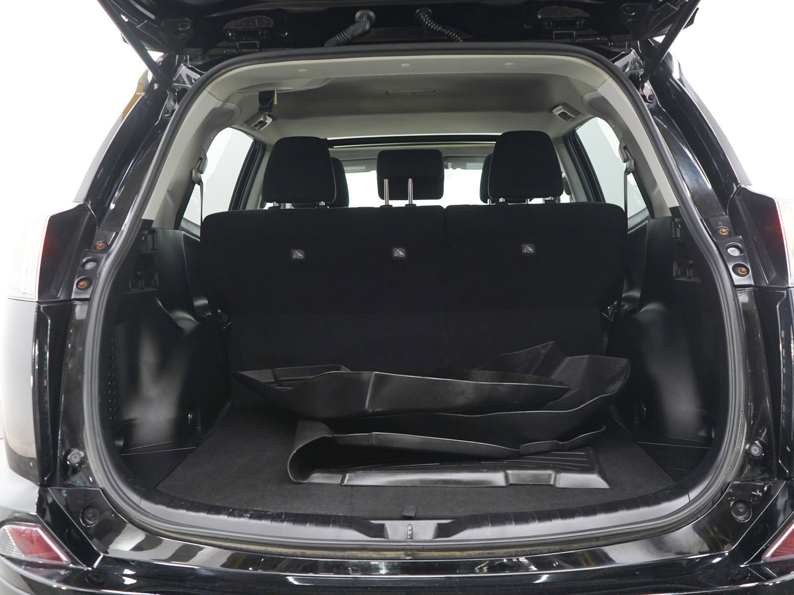 Used 2018 Toyota RAV4 XLE AWD/4WD image 18