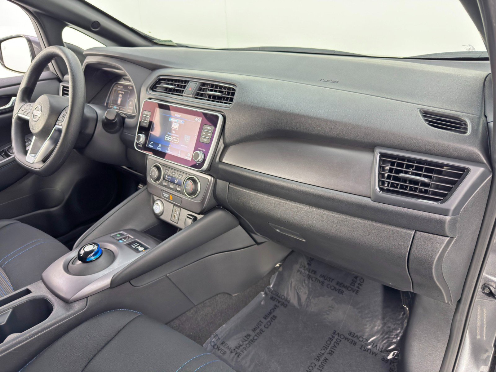 Used 2025 Nissan Leaf S image 13