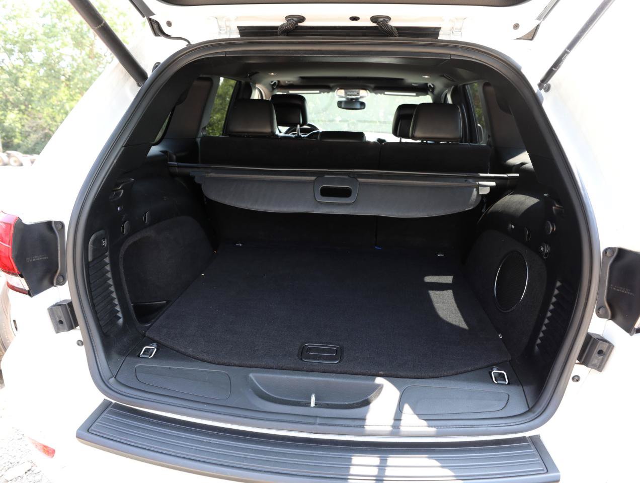 Used 2019 Jeep Grand Cherokee Altitude AWD/4WD image 13