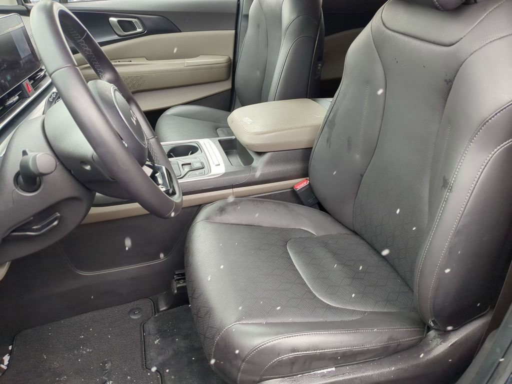 Used 2025 Kia Carnival image 24