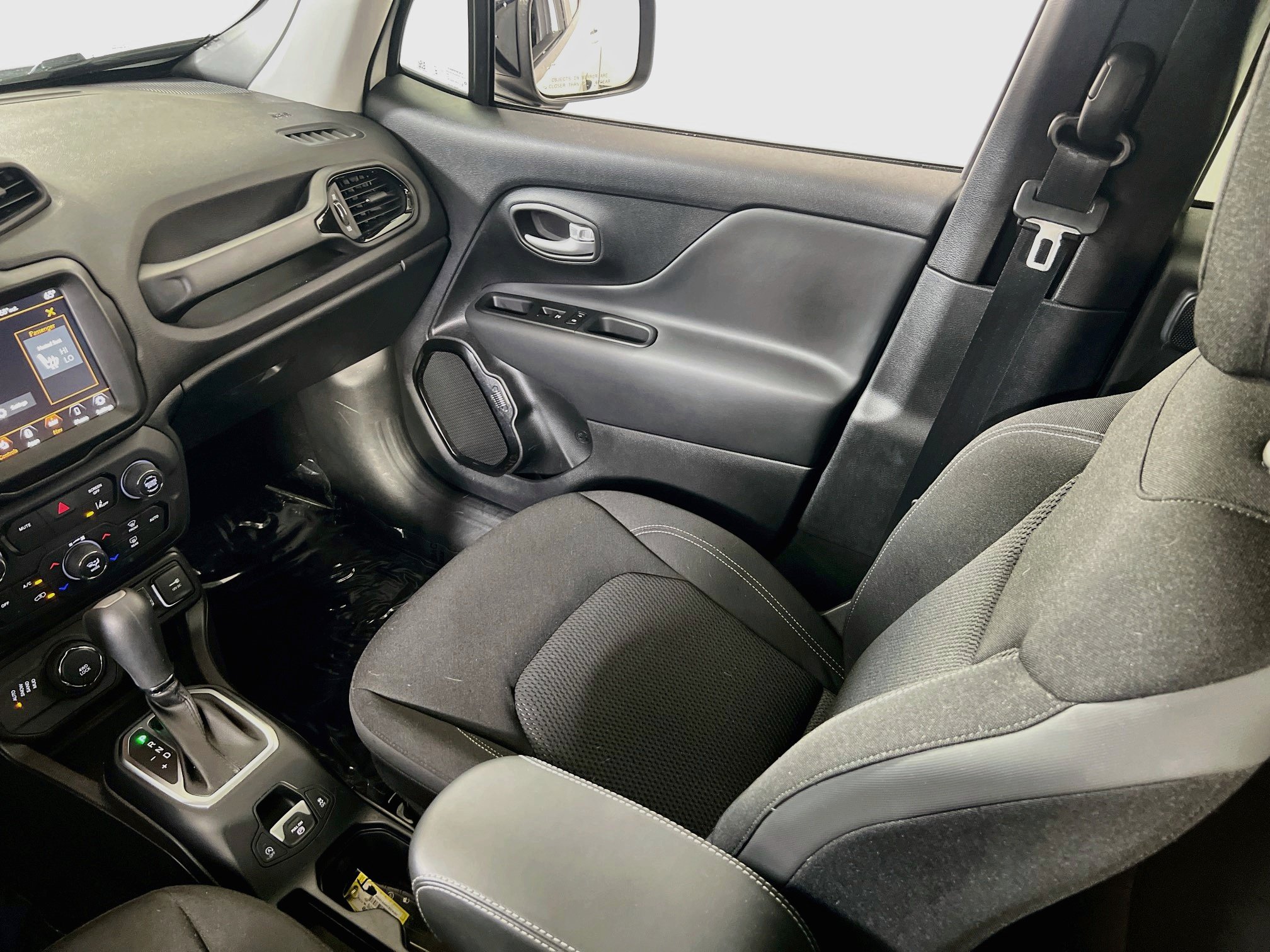 Used 2023 Jeep Renegade Altitude w/ Sun/Sound Group AWD/4WD image 24