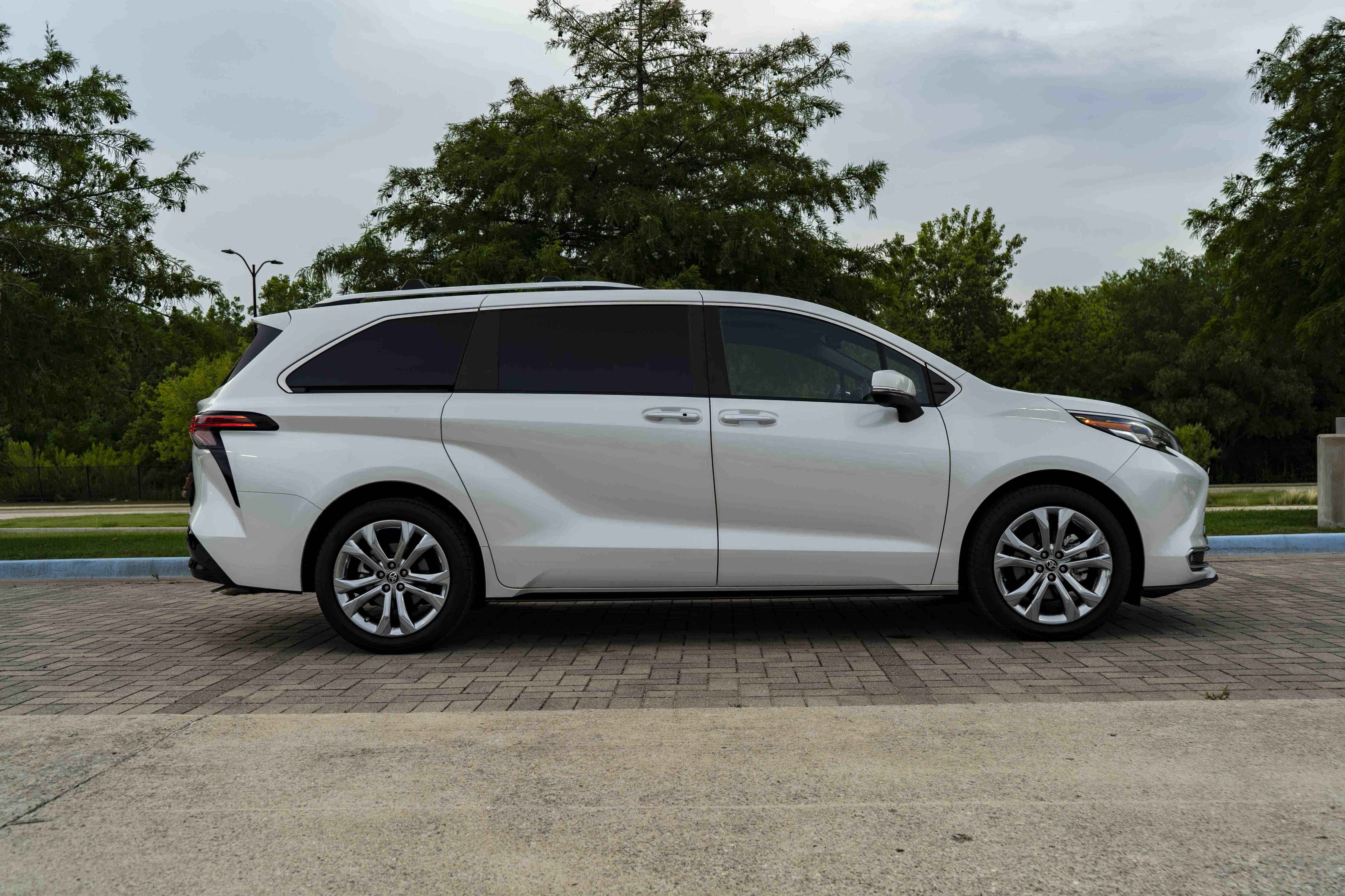 Used 2024 Toyota Sienna Platinum FWD image 10