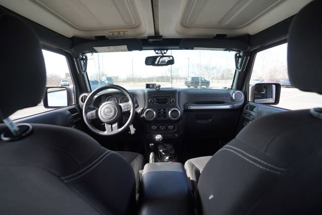 Used 2016 Jeep Wrangler Unlimited Rubicon w/ Connectivity Group image 24