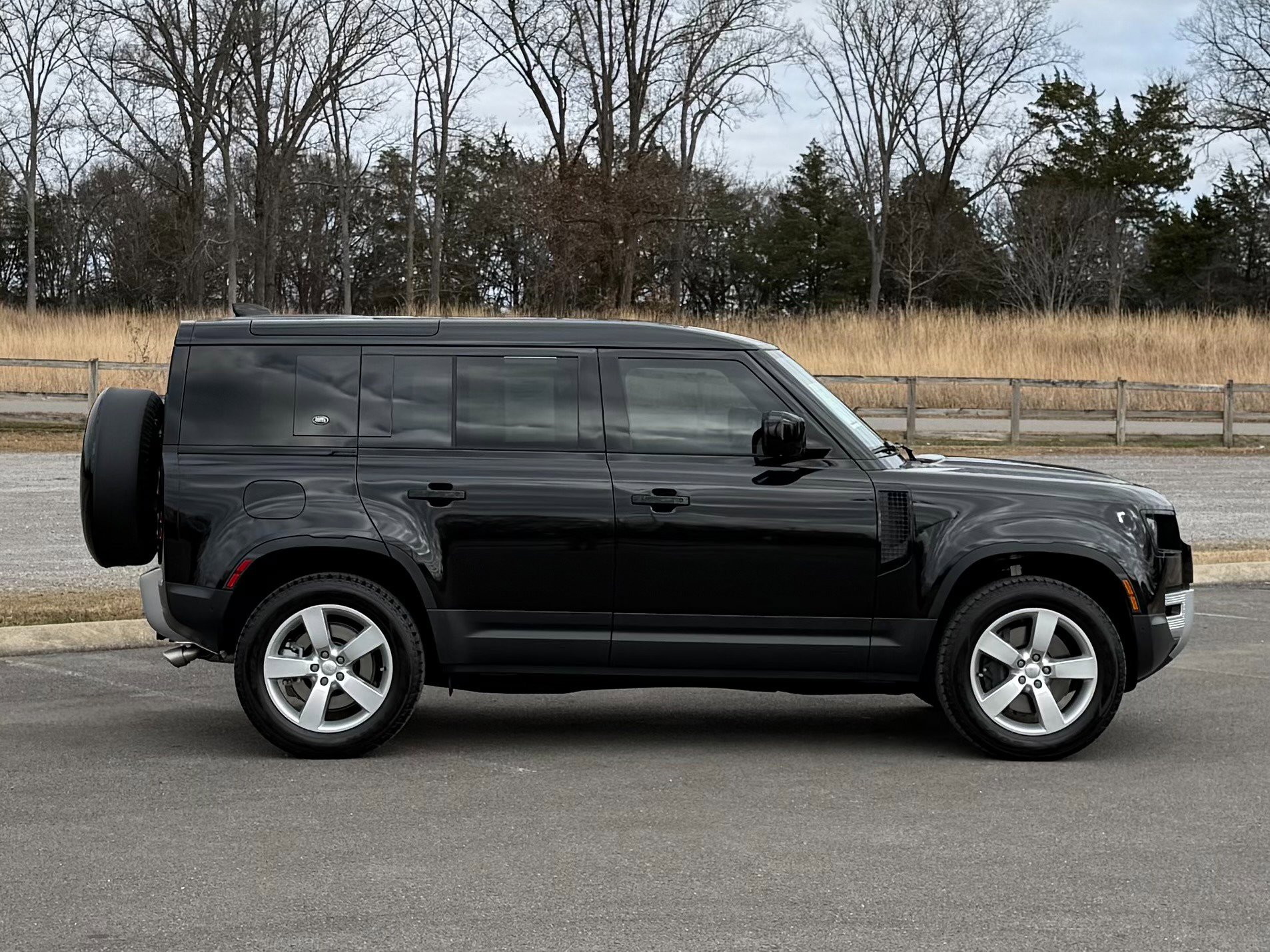 Used 2024 Land Rover Defender 110 SE image 7