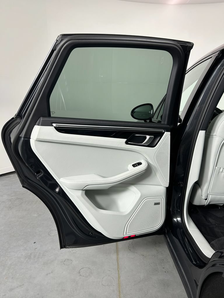 Certified 2023 Porsche Macan S AWD/4WD image 28