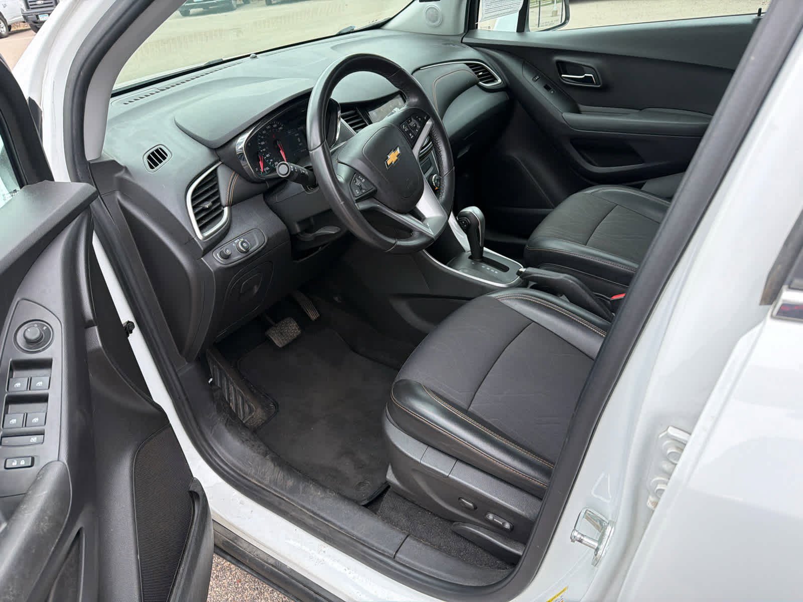 Used 2018 Chevrolet Trax LT w/ LT Convenience Package image 11