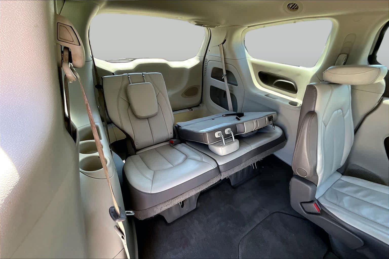 Used 2017 Chrysler Pacifica Touring-L Plus FWD image 34