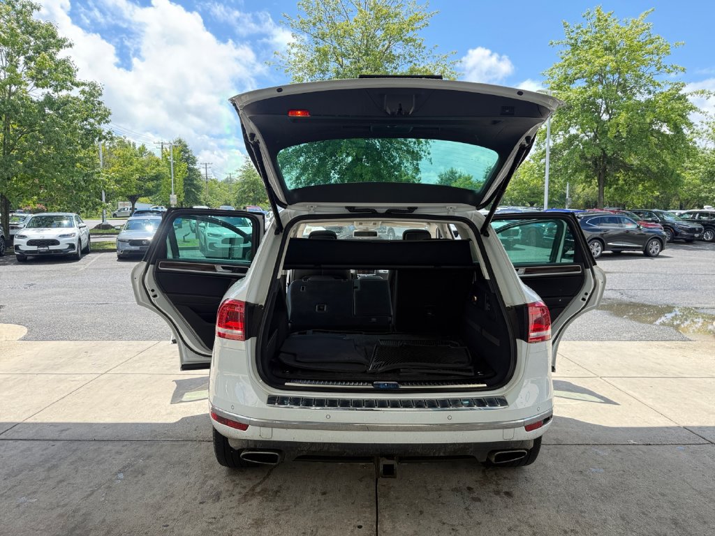 Used 2016 Volkswagen Touareg Sport AWD/4WD image 27