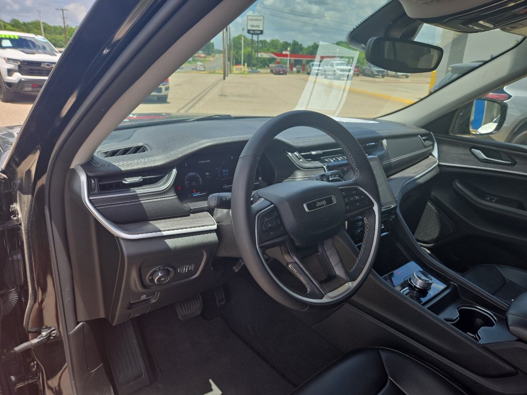 Used 2024 Jeep Grand Cherokee Limited AWD/4WD image 10