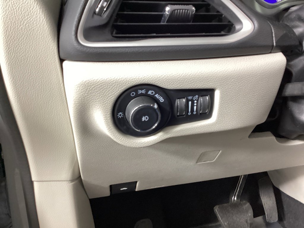 Used 2023 Chrysler Pacifica Touring-L image 28