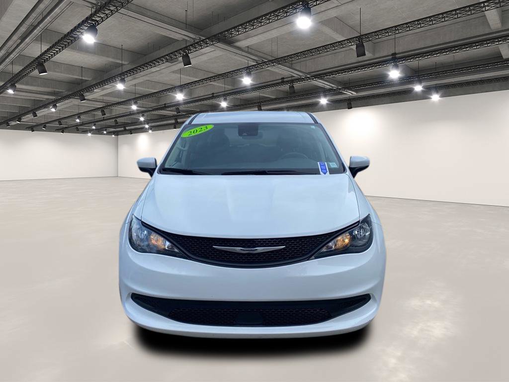 Used 2023 Chrysler Voyager LX image 2