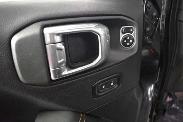Used 2025 Jeep Wrangler Unlimited Sahara AWD/4WD image 8