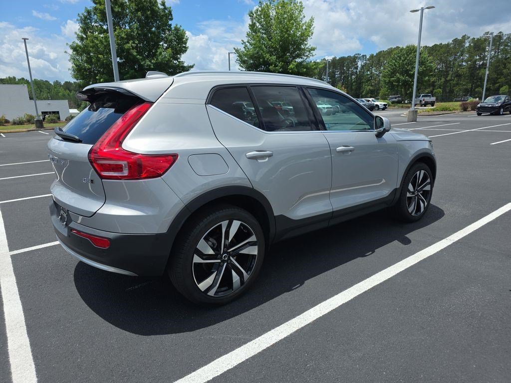 Used 2023 Volvo XC40 B5 Plus w/ Driver Assist Package AWD/4WD image 4