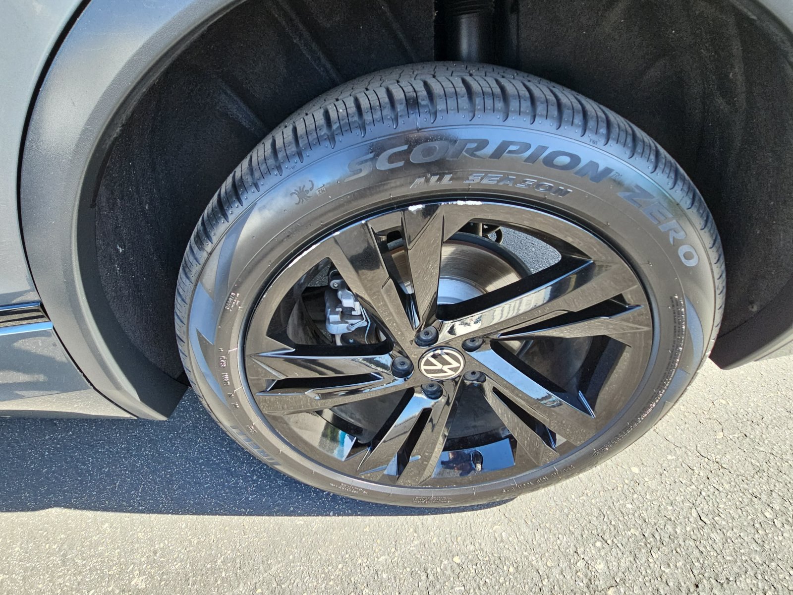 Certified 2024 Volkswagen Tiguan SE R-Line FWD image 35