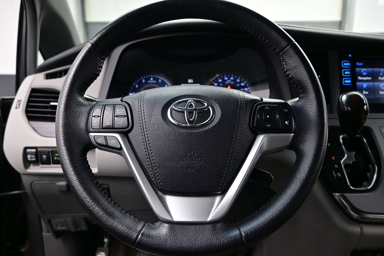 Used 2017 Toyota Sienna XLE w/ XLE Navigation Package FWD image 26